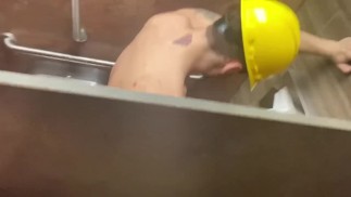 Daniel HAUSSER succhia l'operaio edile nel bagno pubblico 