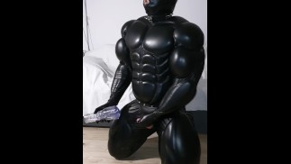 Šukám vagínu v LEATHER MUSCLE SUIT