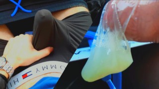 Facet napełnił prezerwatywę do góry spermą, siedząc w samochodzie