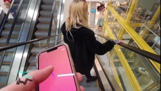 彼氏は買い物中に私のバイブレーターを制御します