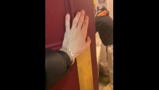 Minet suce une bite et avale du sperme dans les toilettes publiques