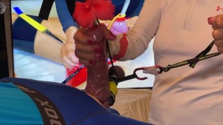 Handjob Endurance enquanto amarrado, e sob a buceta, estilo cachorrinho fodendo