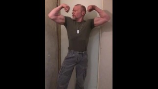 肌肉发达的军人弯曲大肱二头肌并射精，准备战斗！