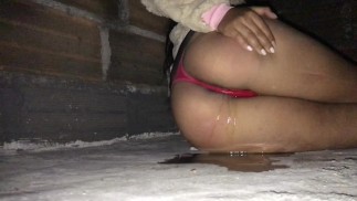 tiener met grote kont pist in haar slipje in het openbaar💦