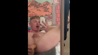 Twink protahuje svou Pink chlapeckou díru s obrovským 9 palcovým dildem
