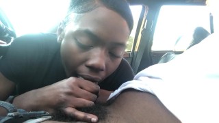 Ebony zuigt lul tijdens haar lunchpauze 