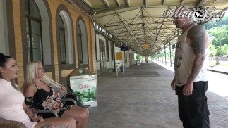 Une pipe rapide à la gare ! Un quicky d'enfer
