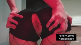 follando mi culo con un atuendo muy caliente