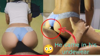 Śliczna dziewczyna (24 lata) w japońskim mundurku uczennicy suche garbienie, aż spuści się w spodnie, tyłek