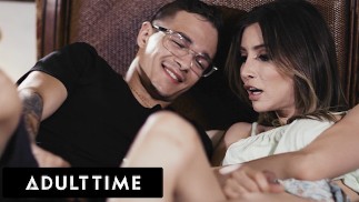 ADULT TIME - De Hot transstiefzus van mijn kamergenoot laat me haar lul uitproberen!