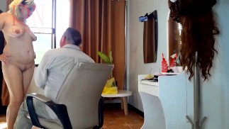 Chcesz, żebym obciął ci włosy? Klientka stylisty. Nagi fryzjer. Nudyzm 24