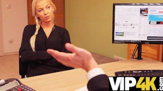 PŮJČKA4K. MILF dává kundičku muži, který obchoduje s penězi za sexuální poměr