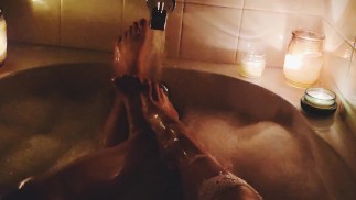Enmascarado Babes jugando con nuestros pies bajo el grifo. DIVERTIDO baño de burbujas!