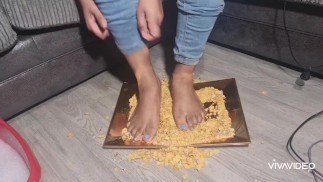 feet food crush - meine füsse mit essen verschmutzen