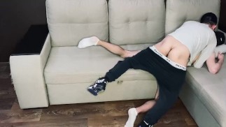 Der Junge hat einen süßen Schwulen ohne Kondom in Sportkleidung gefickt