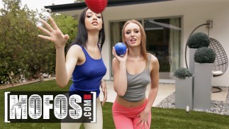 Mofos - bunda Daisy Stone e Scarlett Bloom compartilhar pau grande POV
