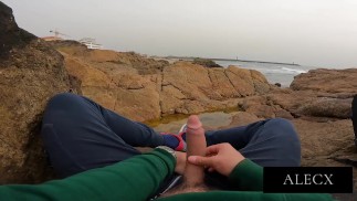 L'escalade mène à une branlette publique coquine avec des gens qui regardent