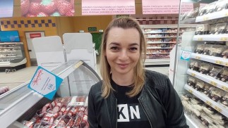 Ich habe sie beim Einkaufen kennengelernt, Blowjob in der öffentlichen Toilette, sie schluckt einen riesigen Cumshot