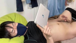 Roztomilý japonský kluk který masturbuje při sledování IPad ♡ Handjob