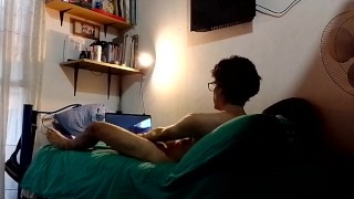 Il mio fratellastro mi ha sorpreso a toccarmi e l'ha filmato