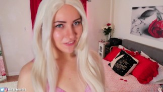 Blonde Babe humilie ta jeune femme Peeny Vol.2