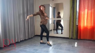 Flamenco Gorący taniec hiszpański. Regina Noir tańczy na lekcji baletu. Muzyka gitarowa Pełny