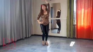 Flamenco Gorący taniec hiszpański. Regina Noir tańczy na lekcji baletu. Muzyka gitarowa 2