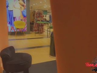 Studencka Publiczna Przymierzalnia Odsłonięta, Otwarte Drzwi w Centrum Handlowym