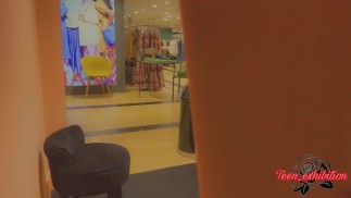 Studencka publiczna przymierzalnia odsłonięta, otwarte drzwi w centrum handlowym