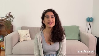 Luna ogląda porno podczas masturbacji
