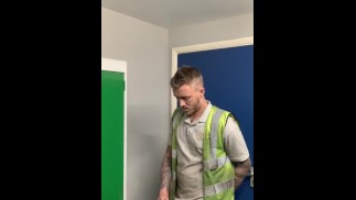 Engenheiro masturbando no trabalho 