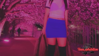 公共の場で若い従順な義理の妹が捕まった公園で服を脱ぎ、自慰行為をし、彼女は従います