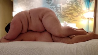 被一只大熊压扁