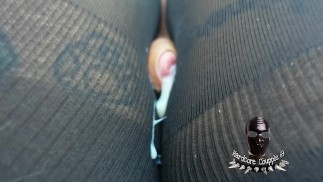 ele fode minhas coxas com seu pau entre minhas pernas até gozar na minha meia-calça