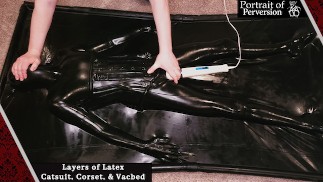 Verzegeld en geplaagd in lagen latex: slet geniet van ademspel & orgasmes in een catsuit, korset en opgesloten