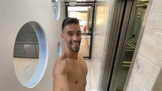 Caminando desnudo en edificio de dia. Desafio arriesgado