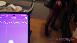 パブリックフラッシュ-ショッピングセンターでのリモートおもちゃでの女性のオーガズム-ラッシュで先生の猫を制御する-MissCreamy
