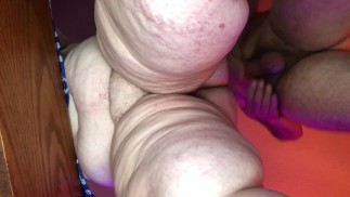 成熟したBBW Daisyベッドの上に曲がり、後ろから犯される