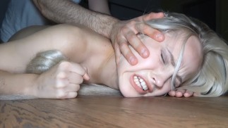 LE DISTRUGGE IL! L'anale ruvido fa urlare la ragazza del college