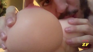 Zenn Freq bawi się dużymi i ssie sutki ASMR