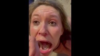 Sperma in Milfs Mund mit einer Trage schießen 