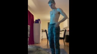 Svlékání a hraní si s mým krásným penisem 