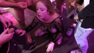 Horny party děvka chce panáky! After party mě může každý šukat, pokud dostanu jeho sperma!
