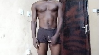 Homem africano mijando chicoteando seu pau e bunda ficando duro