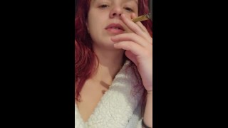 Gracias papi haciéndome correrme dedo follando mientras fumo marihuana
