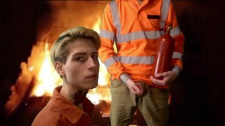 Brandweerman blust het vuur met sperma
