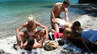 Véritable orgie publique sur la plage allemande
