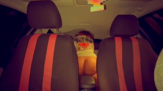 Ella me hace una mamada mientras conduzco, me dijo que me parara y la sacara