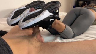Je laten klaarkomen in mijn Nike sneaker, na mijn hete workout 😈 (shoejob/sockjob)