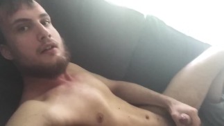 Heißer Typ filmt sich beim Masturbieren auf der Couch 